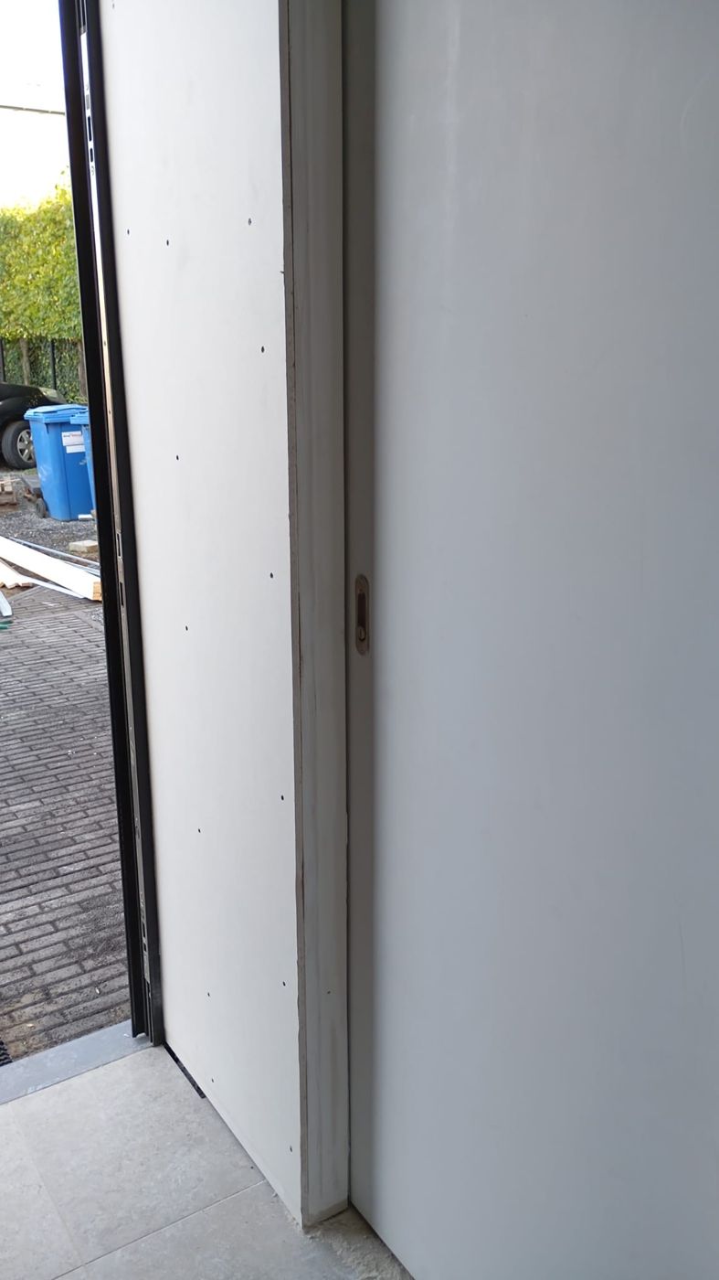 Schuifdeur met inbouwgreep in een gyprocwand