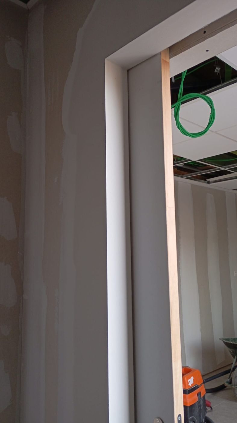 Wit deurkader strak afgewerkt in de wand