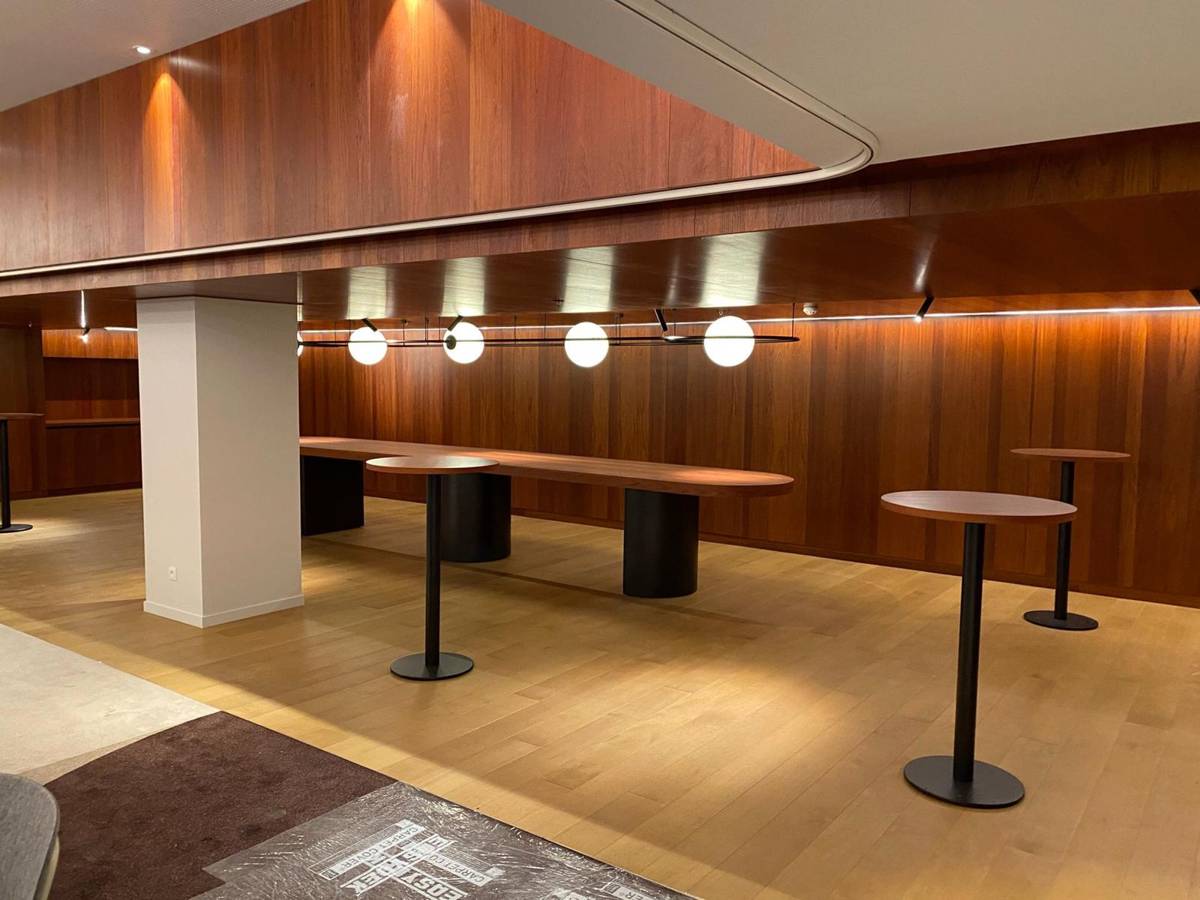 Structuurplafond met verlichting boven een bar