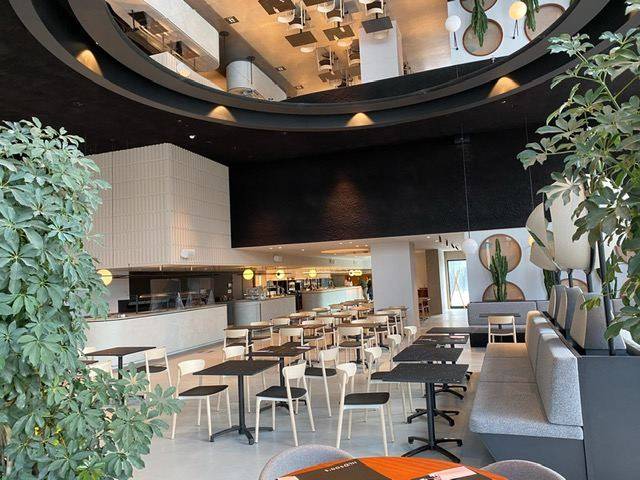 Rond structuurplafond in een restaurantzaal