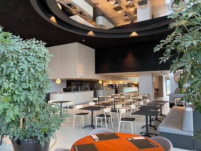 Structuurplafond boven een restaurantzaal