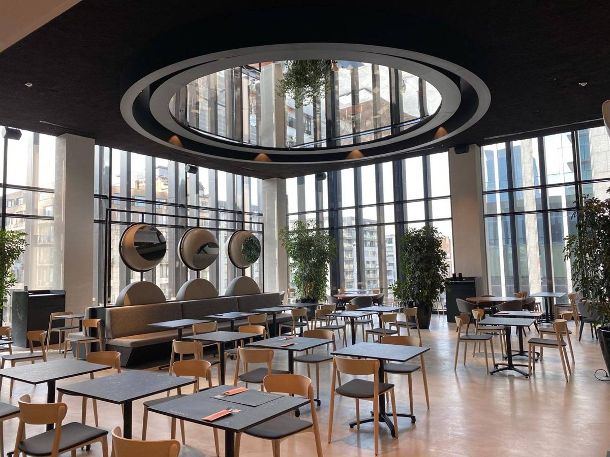 Structuurplafond in een horecazaal, gerealiseerd door A&W