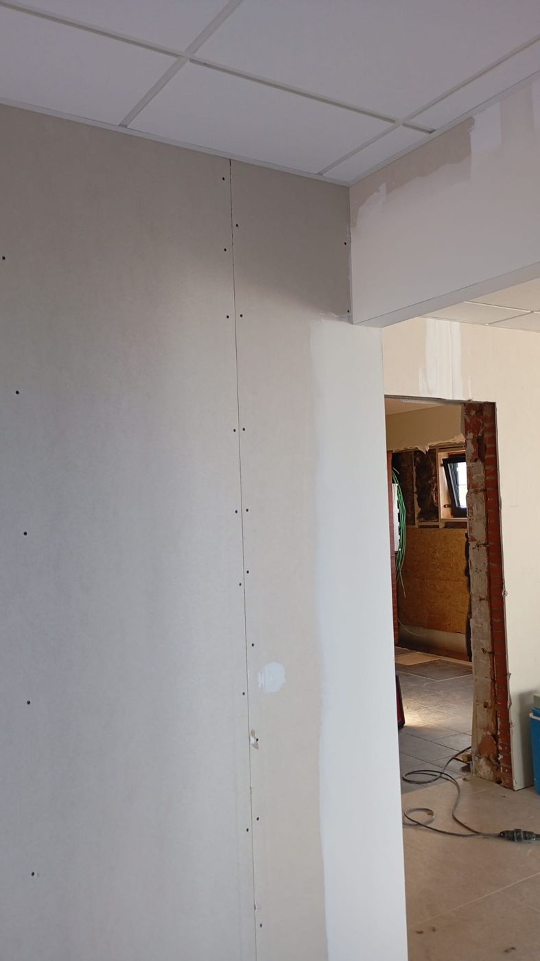 Systeemplafond en nieuwe wanden tijdens een renovatie